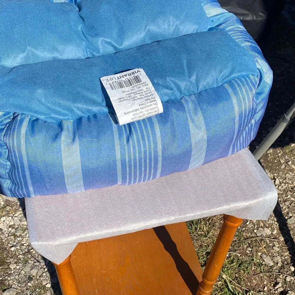 Vibrant Life Cozy Blue and Gray Sm Pet Bed Top 100% Polyester Bottom 100% Olefin